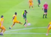 Hujan Deras Paksa Laga Persebaya vs Semen Padang Dihentikan Sementara