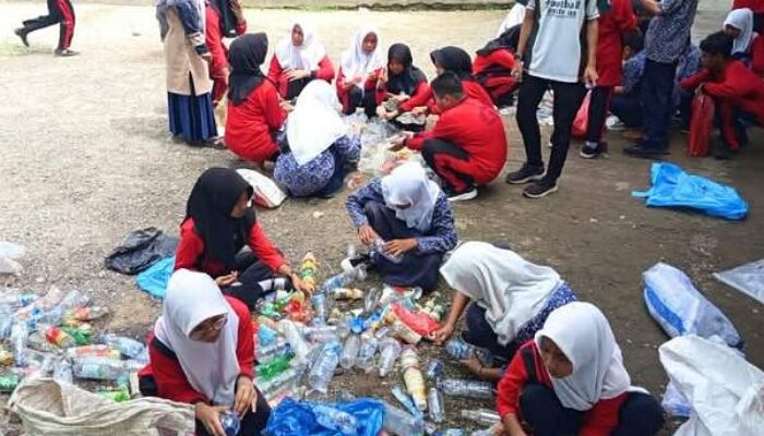Peduli Lingkungan, SMPN 4 Ampek Nagari Edukasi Siswa Lewat Bank Sampah