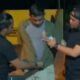 Beginilah saat polisi menangkap YF yang masih menggunakan kaos polisi.(ist)