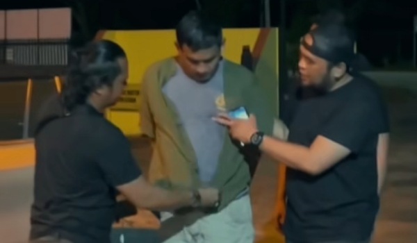 Beginilah saat polisi menangkap YF yang masih menggunakan kaos polisi.(ist)