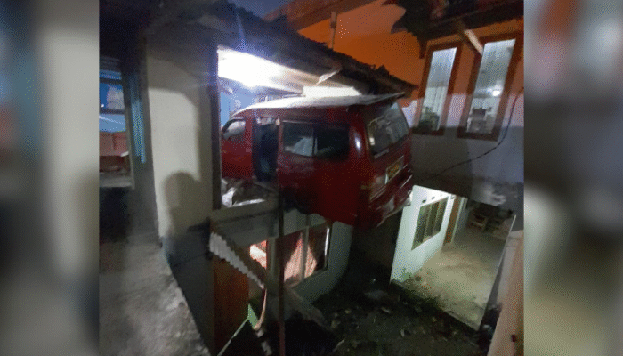 Rem Blong, Angkot di Padang Tabrak Dua Rumah Warga