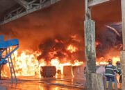 Kepulan Asap dan Bau Karet Terbakar Selimuti Langit Padang Akibat Kebakaran Pabrik