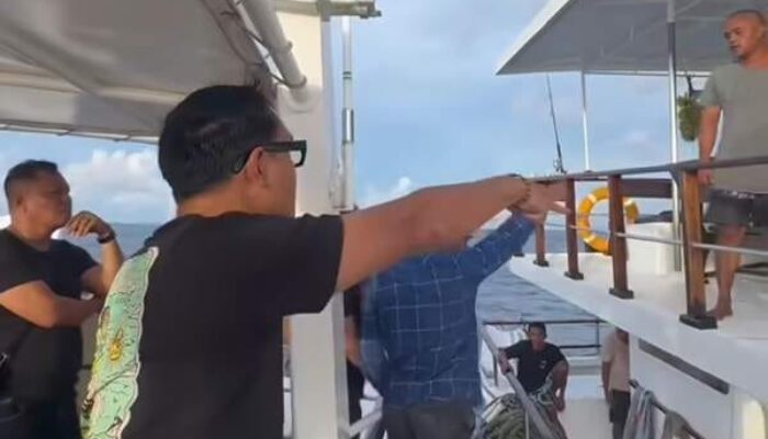 Bupati Mentawai Geram, Kapal Pengangkut Turis Diduga Langgar Aturan Pajak Surfing