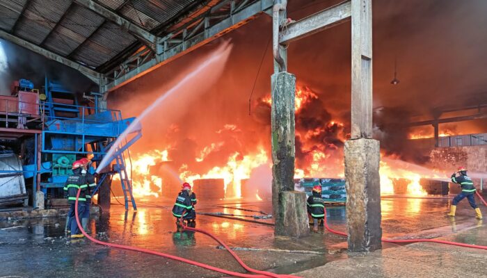 Kebakaran Pabrik Karet di Padang Berhasil Dipadamkan Setelah 17 Jam Berkobar