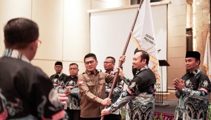Rahmat Saleh Dilantik Jadi Ketua Desa Bersatu Sumbar