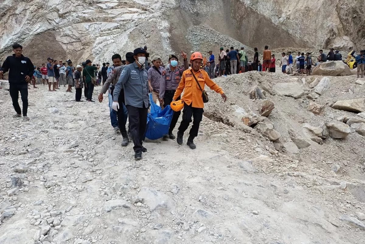 Petugas gabungan mengevakuasi korban longsor di area Tambang Galian C, Gunung Kuda, Desa Cipanas, Kecamatan Dukupuntang, Cirebon, Jumat (30/5). (Foto/BNPB)