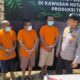 Tokoh adat berinisial DM saat diamankan oleh petugas Ditreskrimsus Polda Riau di kawasan Desa Balung, XIII Koto Kampar, Senin (9/6/2025). (Ist)