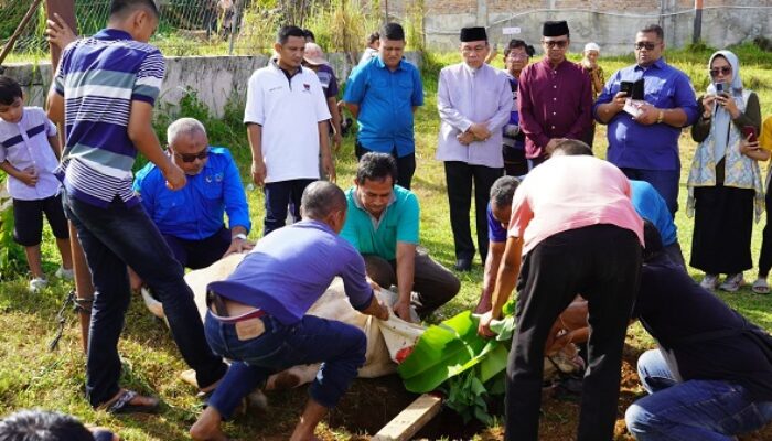 Pemko Padang Salurkan Hewan Kurban ke Warga Desaku Menanti
