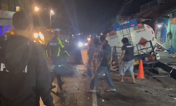 Petugas kepolisian saat berada di lokasi kecelakaan beruntun di Jalan Raya Jorong Sungai Tarab, Kecamatan Sungai Tarab, Kabupaten Tanah Datar, Sumatera Barat, Senin (9/6/2025). (Foto: Polres Tanah Datar)