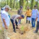 AKBP Franky Tambunan saat menanam pohon di kawasan konservasi PT PSPI, Kampar, Kamis (5/6/2025).