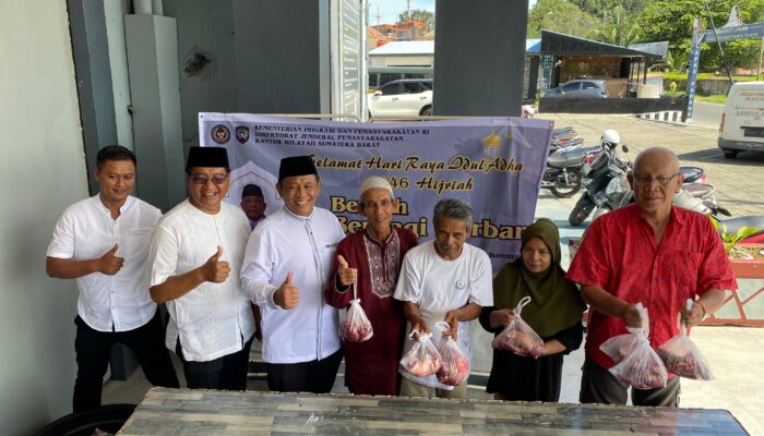 Lapas Padang Salurkan Daging Kurban Iduladha kepada Warga Sekitar