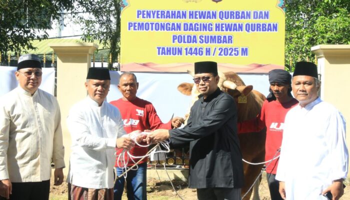 Kapolda Sumbar Pimpin Pemotongan dan Penyaluran Hewan Kurban di Mapolda