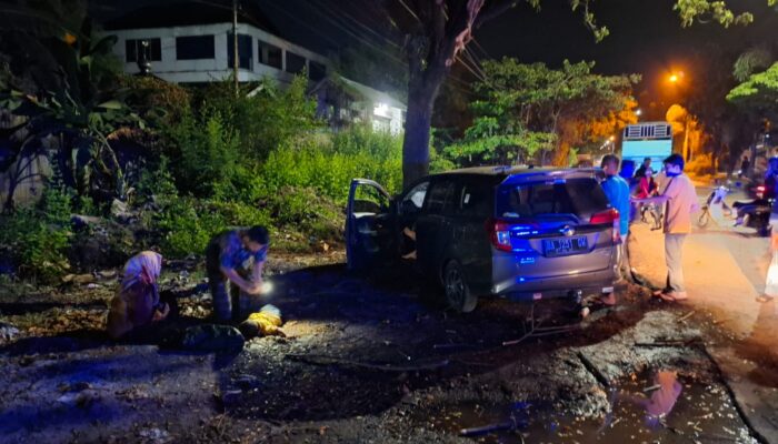 Mobil Calya Tabrak Pohon di Lubuk Begalung, Sembilan Orang Luka-luka