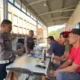 Petugas Ditlantas Polda Riau memberikan sosialisasi langsung kepada sopir angkutan barang di kawasan pintu masuk Tol Pekanbaru–Dumai, Minggu (8/6/2025). (Ist)