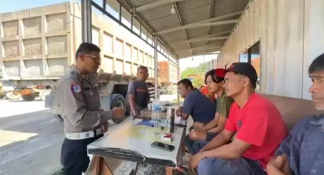 Petugas Ditlantas Polda Riau memberikan sosialisasi langsung kepada sopir angkutan barang di kawasan pintu masuk Tol Pekanbaru–Dumai, Minggu (8/6/2025). (Ist)