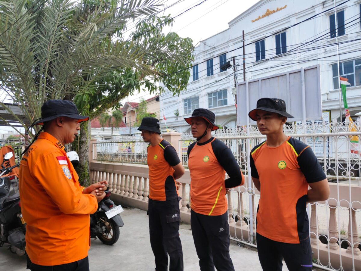 Tim SAR bersiap berangkat menuju lokasi pencarian korban tenggelam di Sungai Cenaku, Inhu, Senin (9/6). (Foto: Basarnas Pekanbaru)
