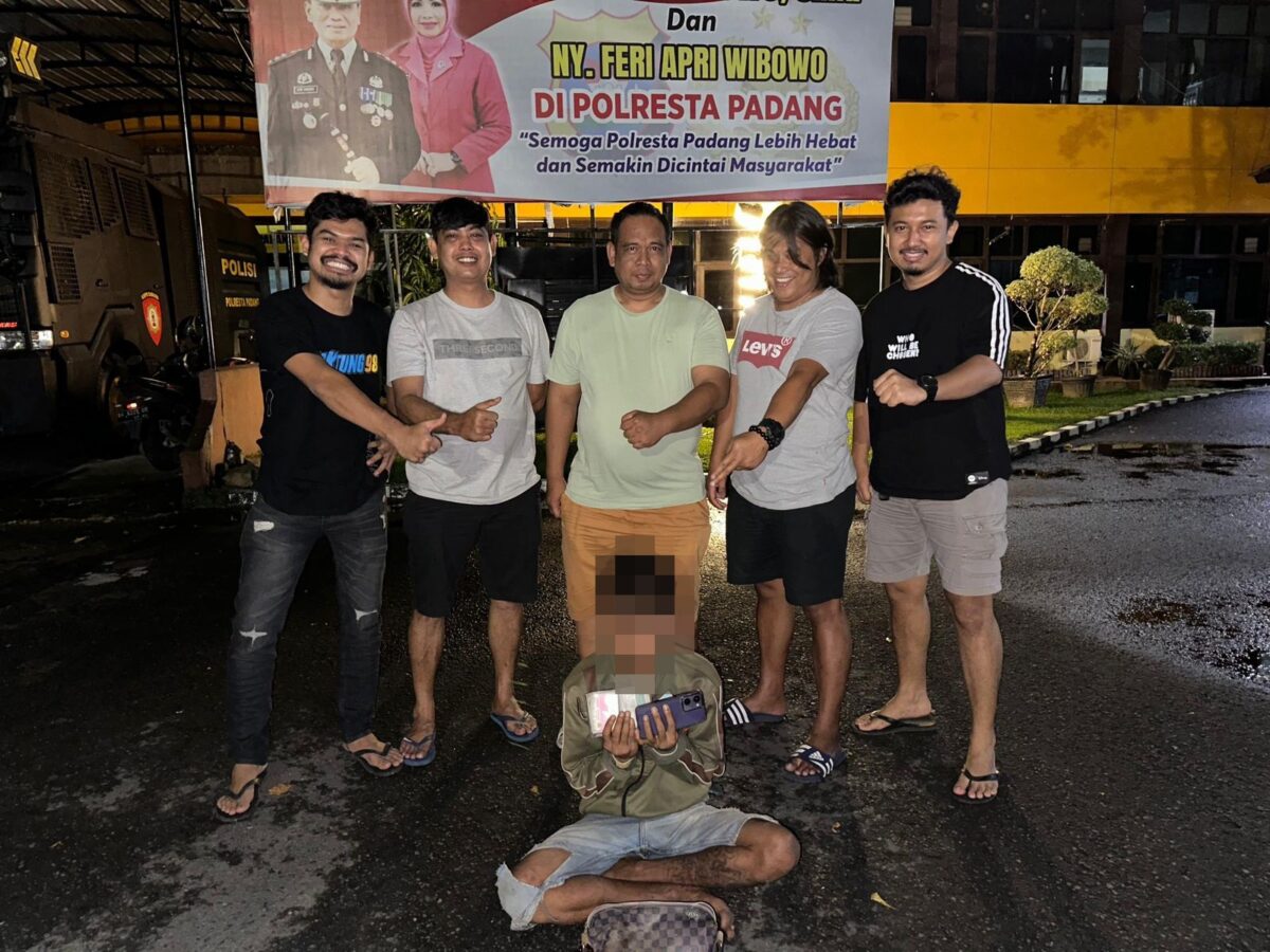 Tim Klewang Polresta Padang menangkap seorang residivis pencurian berinisial J, Minggu (8/6). Pelaku diamankan di kawasan simpang pelabuhan Teluk Bayur. (Ist)