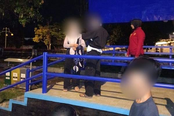 Petugas Satpol PP Kota Padang mengamankan sejumlah remaja yang terjaring patroli malam di kawasan Padang Selatan, Rabu dini hari (11/6/2025). (Foto: Ingatlah.com)