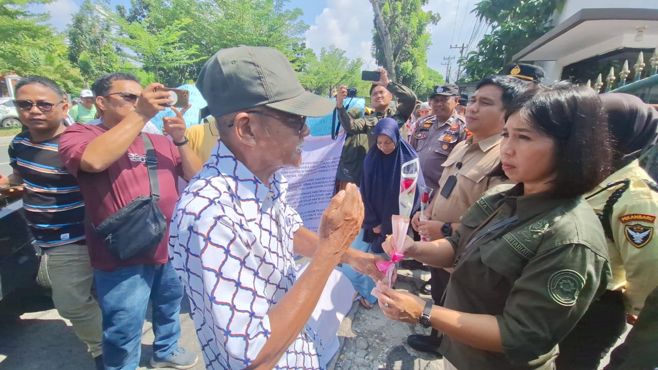 Sejumlah petani yang tergabung dalam KOPPSA-M dan Aliansi Rakyat Riau Menggugat menggelar aksi damai di depan Pengadilan Tinggi Riau, Pekanbaru, Kamis (12/6/2025). (Ist)