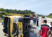Diduga Mengantuk, Pajero Hantam Truk hingga Terguling di KM 10- Tol Permai
