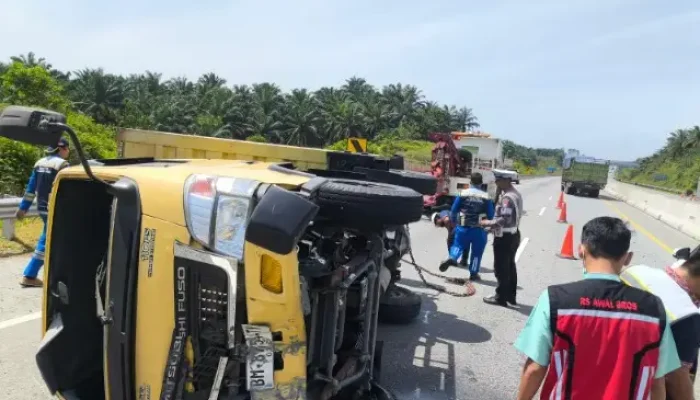 Diduga Mengantuk, Pajero Hantam Truk hingga Terguling di KM 10- Tol Permai