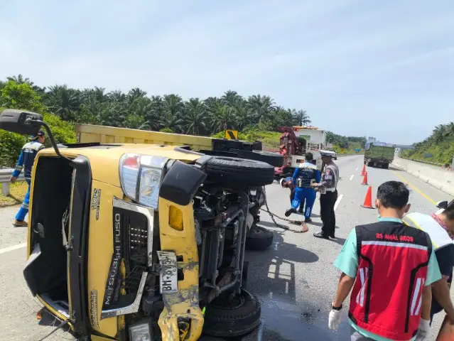 Truk terguling usai kecelakaan di Tol Pekanbaru–Dumai KM 10, Rabu (11/6/2025). (Dok. Polda Riau)