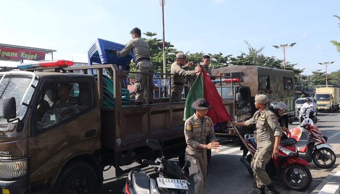 Satpol PP Padang Tertibkan PKL yang Langgar Jam Operasional di Depan LPC