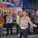 Direktur Lalu Lintas Polda Riau Kombes Pol Taufik Lukman Nurhidayat memberikan kata sambutan di lintasan drag bike yang baru diresmikan di Jalan Naga Sakti, Pekanbaru, Sabtu (14/6/2025) malam. (Foto: Ingatlah)