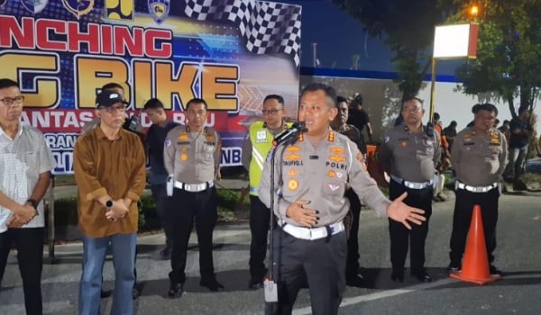 Direktur Lalu Lintas Polda Riau Kombes Pol Taufik Lukman Nurhidayat memberikan kata sambutan di lintasan drag bike yang baru diresmikan di Jalan Naga Sakti, Pekanbaru, Sabtu (14/6/2025) malam. (Foto: Ingatlah)