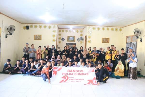 Suasana hangat kebersamaan antara personel Polda Sumbar dan masyarakat saat kegiatan bakti sosial di Masjid Al Jihad. (Foto: Ingatlah)