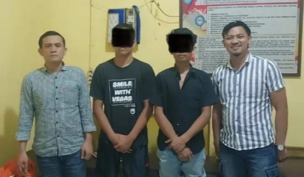 Dua tersangka pemalsuan SIM, KR dan RDG, saat diamankan di Polresta Pekanbaru, Rabu (30/5/2025). Keduanya ditangkap tanpa perlawanan setelah diduga membuat dan menjual SIM palsu melalui media sosial. (ist)