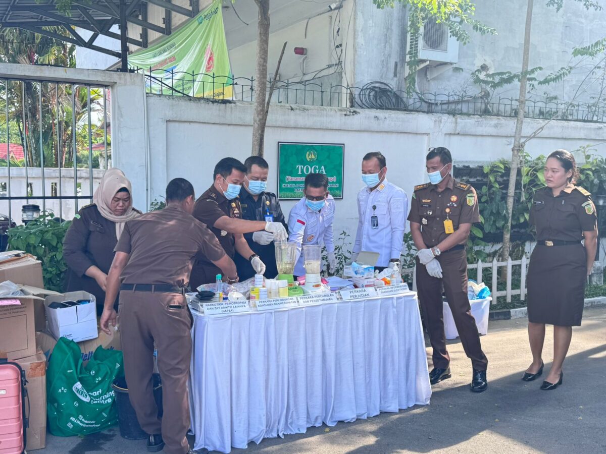 Barang bukti dari ratusan perkara pidana umum dimusnahkan di halaman kantor Kejari Pekanbaru, disaksikan oleh perwakilan instansi terkait. (Ist)