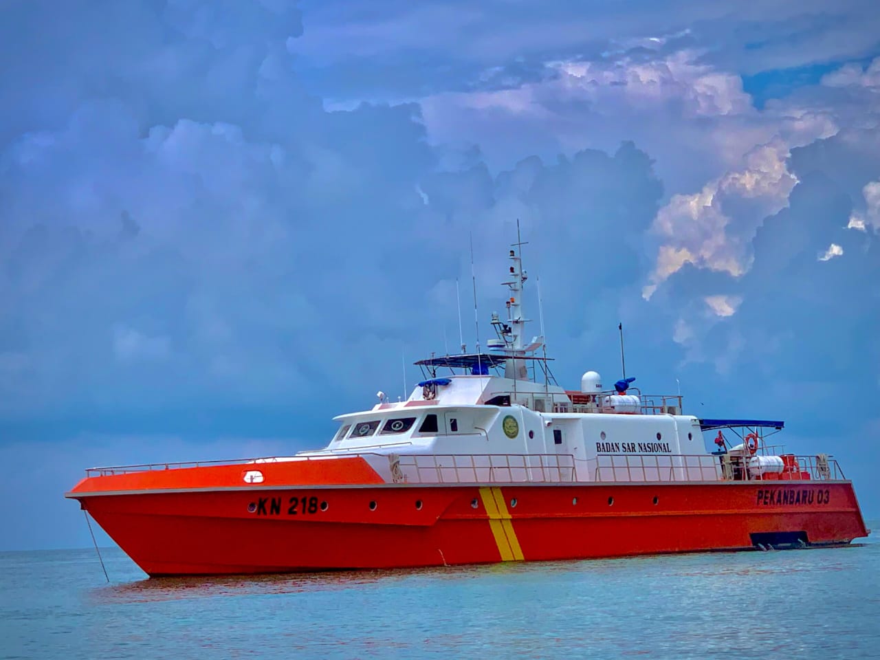 Kapal Basarnas KN 218 saat dikerahkan menuju lokasi pencarian nelayan yang hilang di Perairan Beting Galah, Desa Suka Damai, Rupat Utara, Bengkalis, Riau, Selasa (17/6/2025). Sebanyak 14 personel tim rescue diberangkatkan untuk melakukan operasi pencarian. (Dok. Basarnas Pekanbaru)