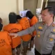 Empat pelaku kasus pemerasan bermodus aplikasi MiChat saat diamankan di Polsek Sukajadi, Pekanbaru, Selasa (17/6/2025). Mereka terdiri dari tiga pria dan satu perempuan yang menjebak korban dengan dalih pertemuan, lalu memaksanya menyerahkan uang. (ist)
