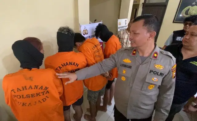 Empat pelaku kasus pemerasan bermodus aplikasi MiChat saat diamankan di Polsek Sukajadi, Pekanbaru, Selasa (17/6/2025). Mereka terdiri dari tiga pria dan satu perempuan yang menjebak korban dengan dalih pertemuan, lalu memaksanya menyerahkan uang. (ist)