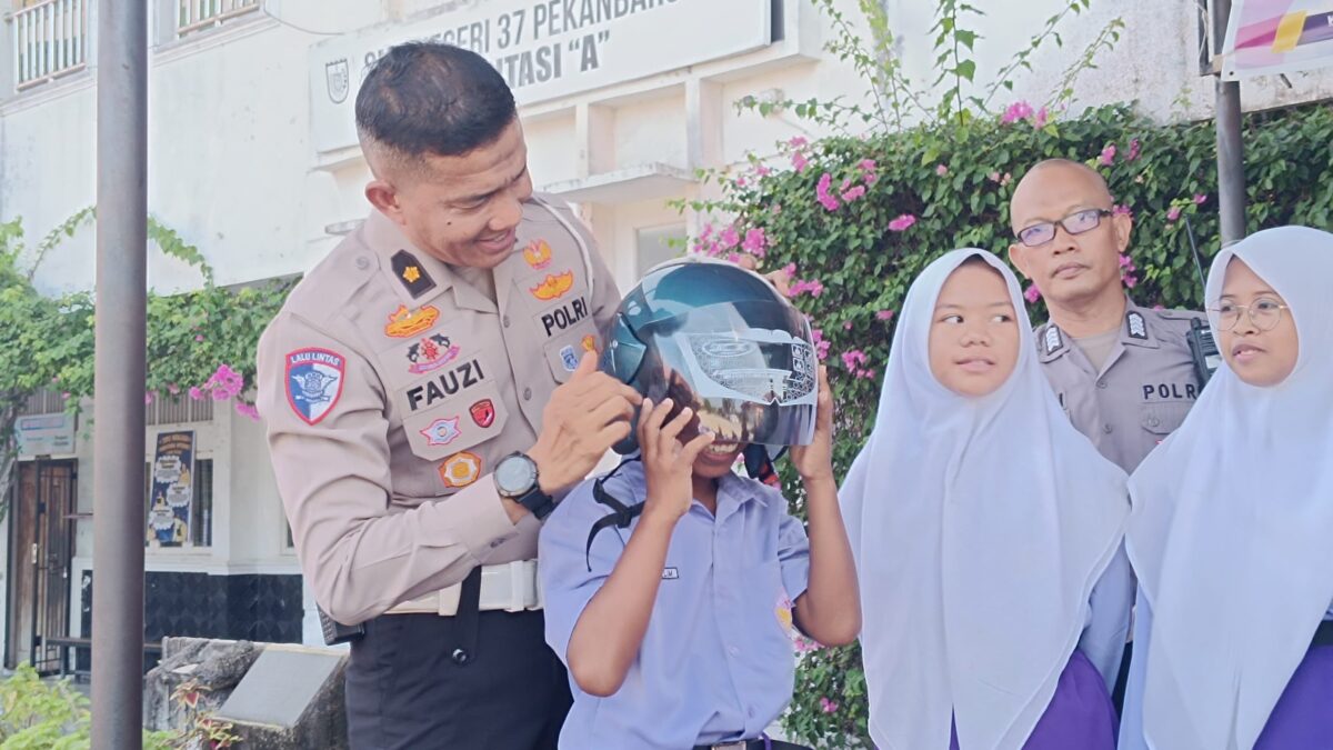 Kompol Pauzi memberikan edukasi tertib berlalu lintas kepada siswa SMPN 37 Pekanbaru dalam program Police Go to School, Rabu (18/6/2025). (Ist)
