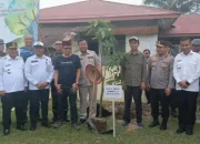 Bersama UAS dan Rocky Gerung, Polri Tanam Pohon di Kampar Riau