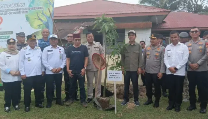 Bersama UAS dan Rocky Gerung, Polri Tanam Pohon di Kampar Riau