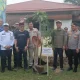 Sinergi tokoh agama, intelektual, dan aparat kepolisian dalam aksi tanam pohon di Kampar, Riau. Kegiatan ini menjadi simbol kolaborasi untuk masa depan hijau. (ist)
