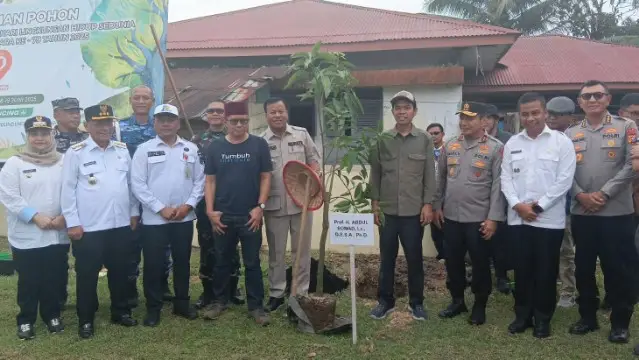 Sinergi tokoh agama, intelektual, dan aparat kepolisian dalam aksi tanam pohon di Kampar, Riau. Kegiatan ini menjadi simbol kolaborasi untuk masa depan hijau. (ist)