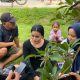 Sepupu korban Putri (25) saat memberikan keterangan di rumah duka, Kamis (19/6/2025). (Ist)