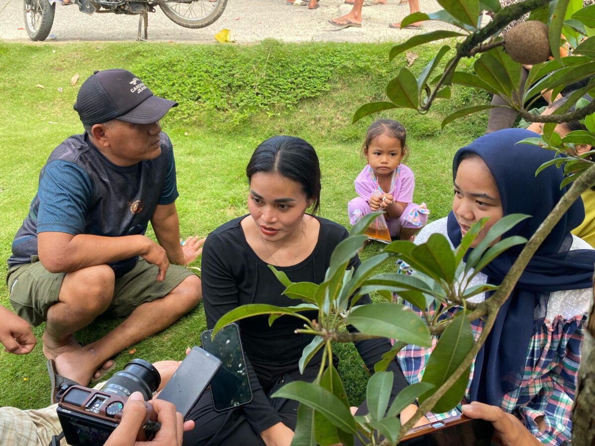 Sepupu korban Putri (25) saat memberikan keterangan di rumah duka, Kamis (19/6/2025). (Ist)