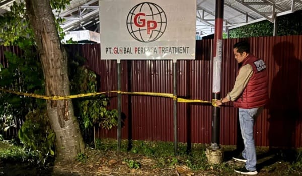 Garis polisi terpasang di area PT Global Perkasa Treatment, Pekanbaru, usai pengungkapan kasus penimbunan limbah medis B3 oleh Polresta Pekanbaru. (Dok. Polresta Pekanbaru)