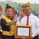 Kompol Bery Juana Putra menerima penghargaan dari Wali Kota Pekanbaru, Agung Nugroho, pada peringatan HUT ke-241 Kota Pekanbaru, Senin (23/6/2025). Di balik seremoni itu, tersimpan kisah senyap tentang keberanian menantang pungli di lorong-lorong kota. (Foto: Istimewa)