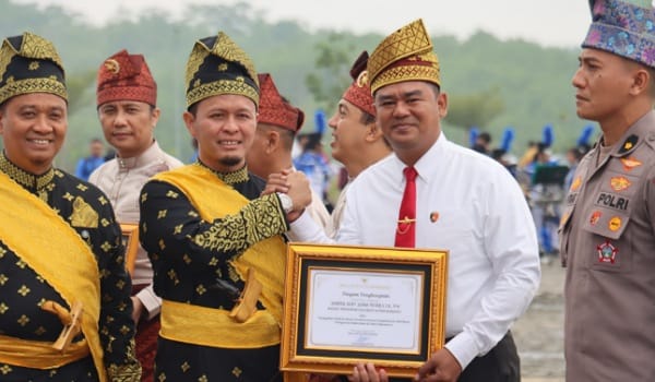 Kompol Bery Juana Putra menerima penghargaan dari Wali Kota Pekanbaru, Agung Nugroho, pada peringatan HUT ke-241 Kota Pekanbaru, Senin (23/6/2025). Di balik seremoni itu, tersimpan kisah senyap tentang keberanian menantang pungli di lorong-lorong kota. (Foto: Istimewa)