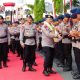 Brigjen Pol Anang Sumpena menyapa dan berjabat tangan dengan anggota Brimob Polda Riau saat kunjungan kerja di Mako Brimob, Pekanbaru, Rabu (25/6/2025). (Foto: Dok Polda Riau)
