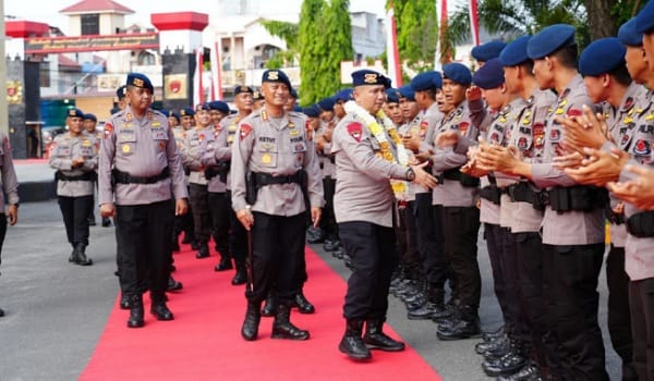 Brigjen Pol Anang Sumpena menyapa dan berjabat tangan dengan anggota Brimob Polda Riau saat kunjungan kerja di Mako Brimob, Pekanbaru, Rabu (25/6/2025). (Foto: Dok Polda Riau)