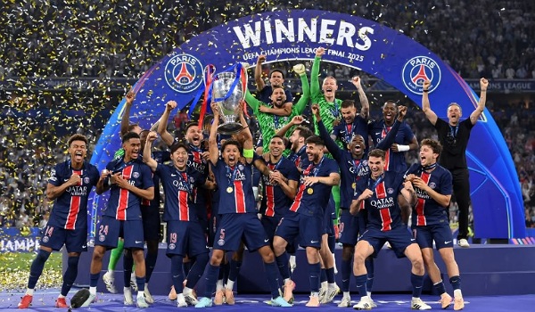 Skuad PSG saat merayakan kemenangan Luga Champion di Allianz Arena.(ist)