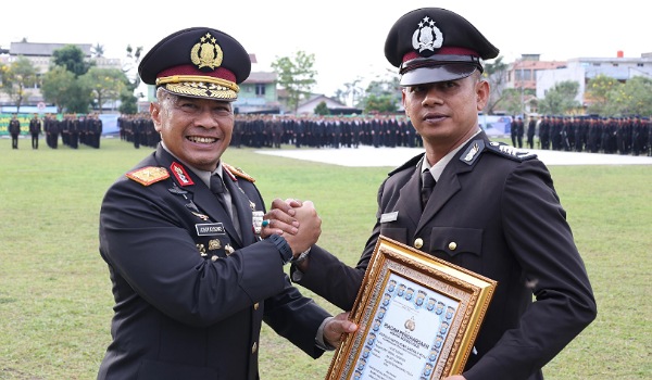 Wakapolda Riau, Brigjen Pol Jossy Kusumo salam komando dengan Bripka Agus Budiadi di halaman Mapolda Riau.(ist)