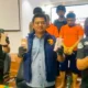 Polisi menunjukkan barang bukti uang tunai Rp356 juta hasil curian dari brankas Kantor Pos Pekanbaru. (Ist)